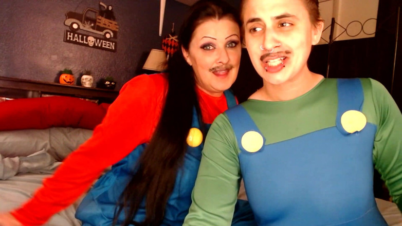 Abby Anna: Baiser lesbien, cosplay d’Halloween