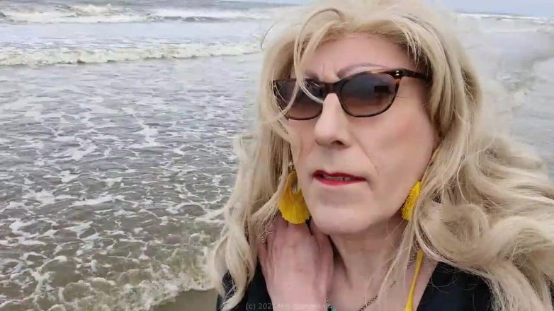 Mrs Samantha: Pani Samantha Idzie na spacer po plaży