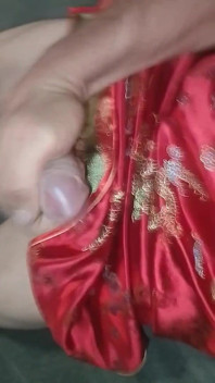 Lars Damberger Wichst in Einem Roten Asia Cheongsam