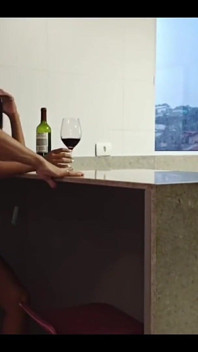 J’étais à la maison en attendant que mon mari arrive, mourant de sexe, et il a amené un ami, alors je devais leur donner à tous les deux.