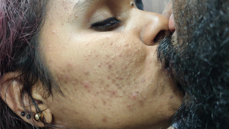 Vaigavarun45: Beso en el cuello con bloqueo de labios en camisón