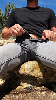 Meando mis jeans y masturbándome en el desierto