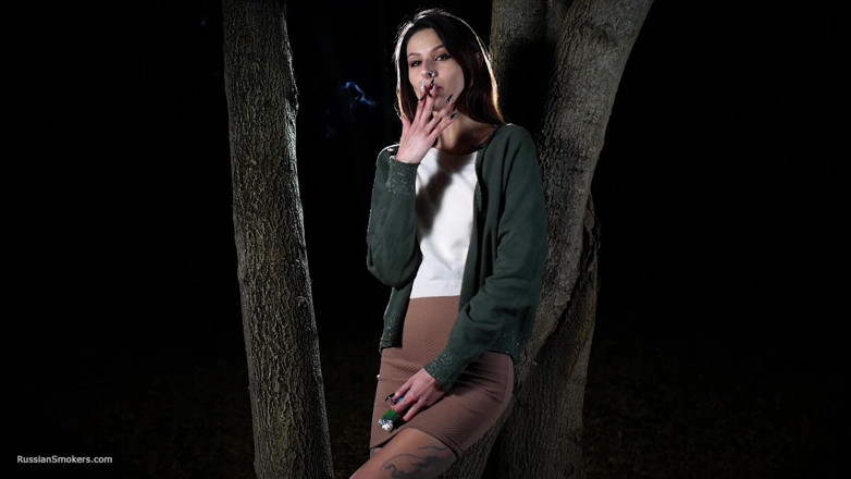 Russian Smokers: Doce menina russa fumando cigarro ao ar livre