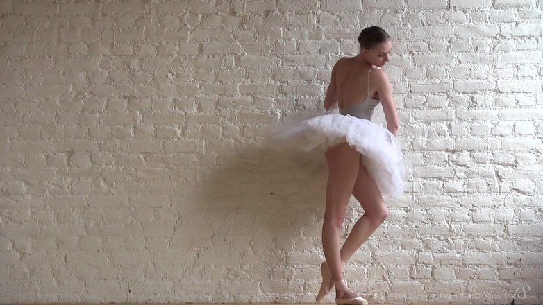 Stunning18: Bailarina haciendo ejercicio