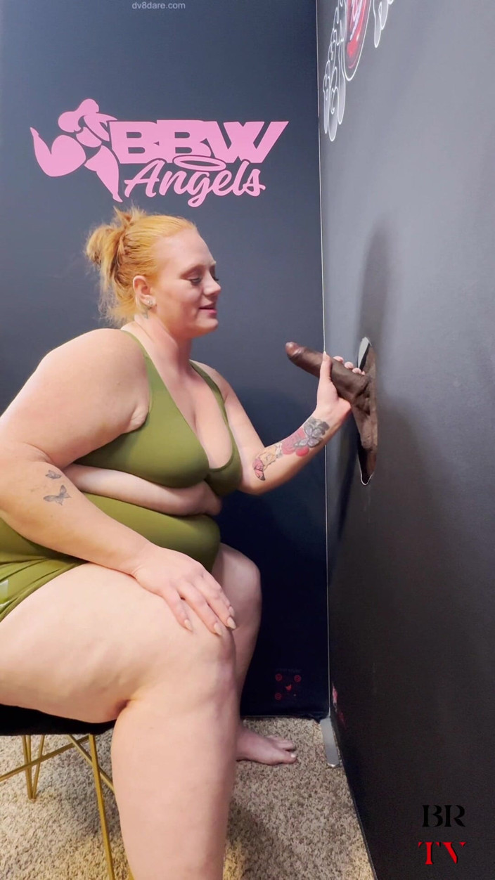 Blvck Rose TV: SSBBW Julie Ginger dostane výstřik na obličej od cizince u...