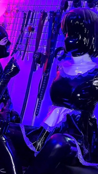 ラテックス着ぐるみメイドに変身
