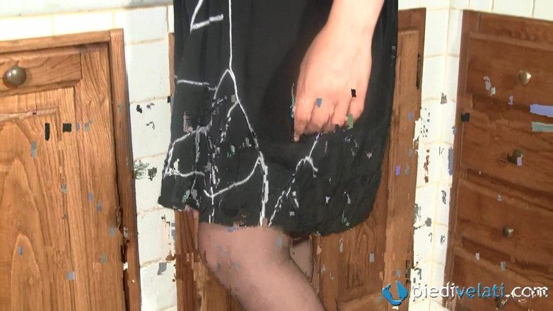 Foot Fetish HD: Marlene, zamaskowana laska bawi się seksownymi stopami w kuchni