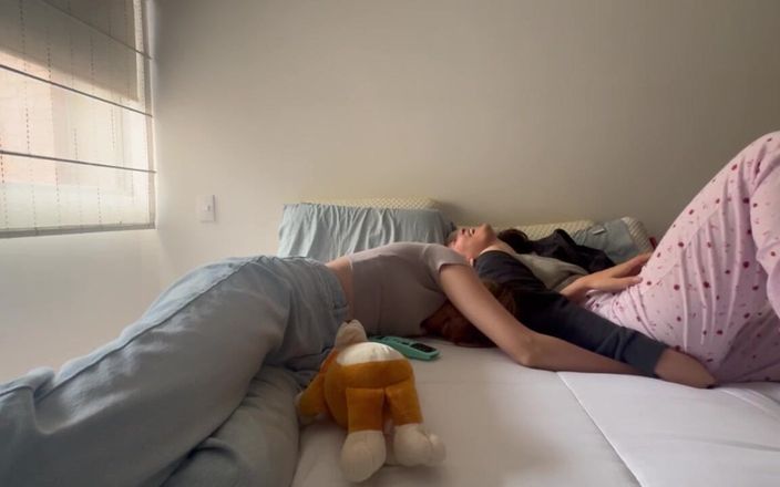 scarlettandc: Twee meisjes hebben plezier bij een samenzijn van de beste...