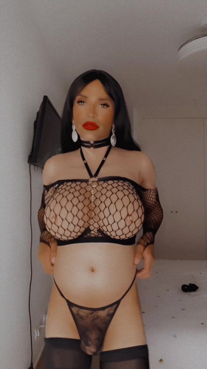 Sissy Slut Brianna: Vill du ha dessa? Räck sedan ut handen och be...