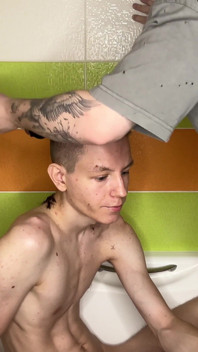 욕조에서 벌거벗은 예브게니의 머리를 자르는 알렉스!