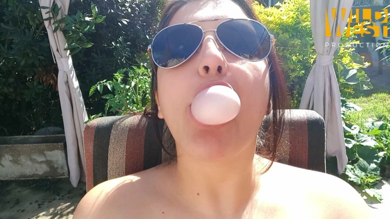 WildLooner: Mange des chewing-gums dehors en exhibant tes seins.
