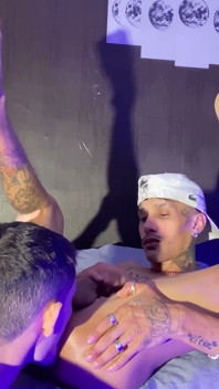 Une Grosse Bite Blanche Se Fait Sodomiser Par Une Latino Sans Capote
