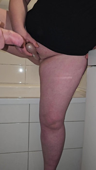 Tesão de enteado me implorou para gozar no banheiro da minha buceta peluda