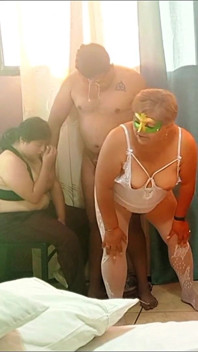 Nevlastní sestra a nevlastní matka kouří ptáka, když jsme sami