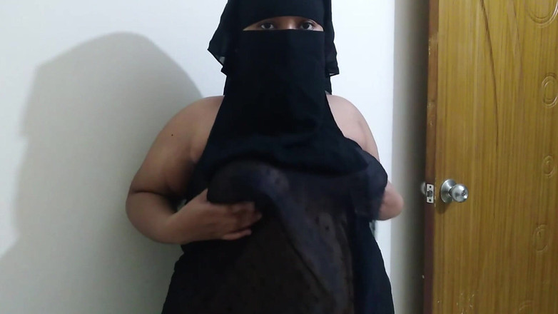 Aria Mia: Ibu hot temanku menggodaku dengan baju seksi