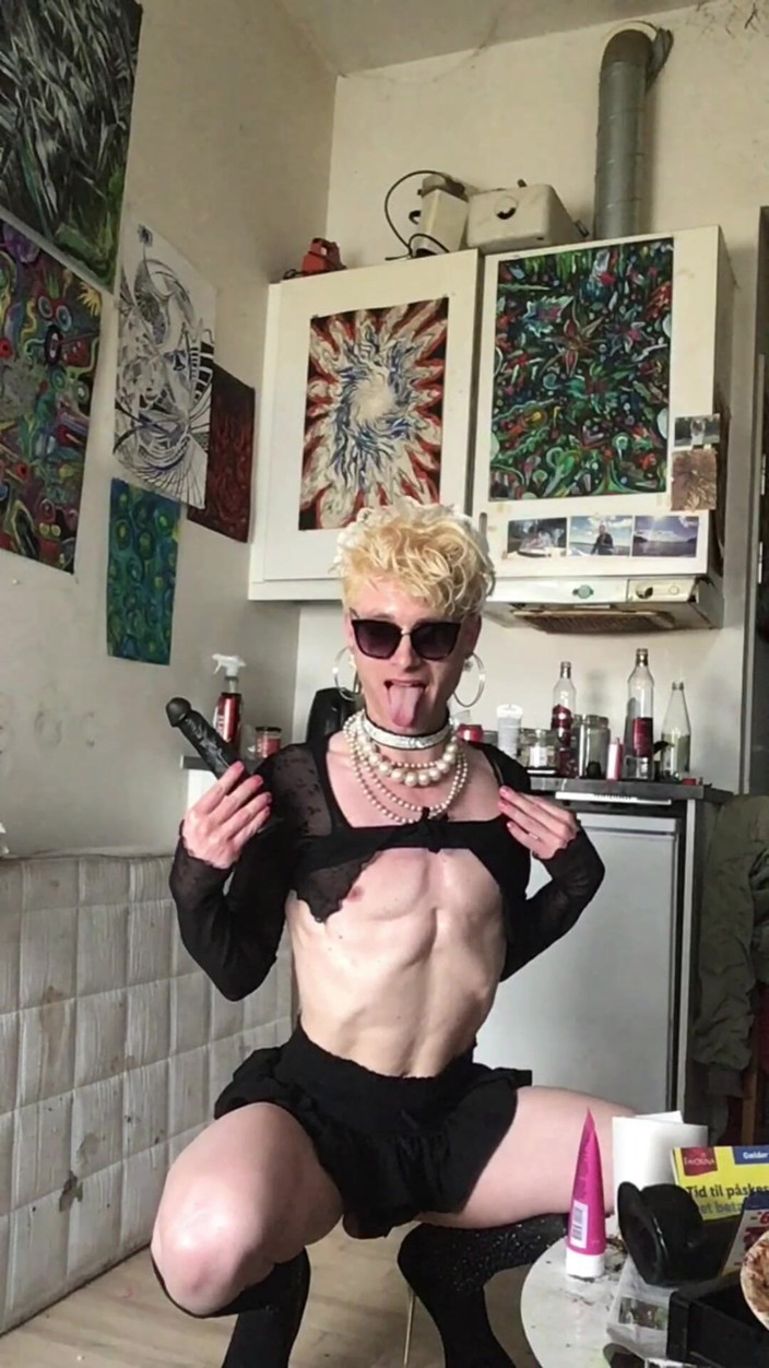 Sissy Cindy Slut: Sissy femboy suka dildo ukuran kontol raksasa pria kulit hitam