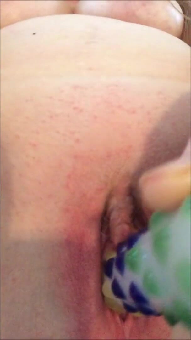 Nikki Nevada: Nikki lagi asik masturbasi memeknya pakai mainan seks - close up