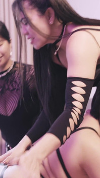 Pelacur penurut di-gangbang pakai strap-on!