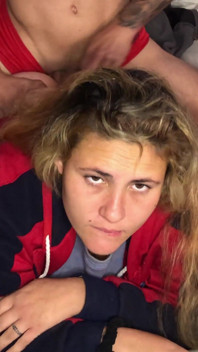 Service d’chambre, la fille qui nettoie les chambres se fait séduire par un invité et jouit sur sa poitrine