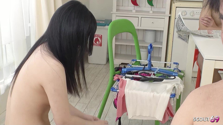 Asian porn collection: Japonská teenagerka Miyu Shiina dává staršímu sousedovi kouření, což vede...