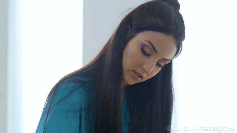 All Girl Massage: Масаж для всіх дівчат - власниця Лена Пол тестує свій продукт з двома сексуальними співробітниками