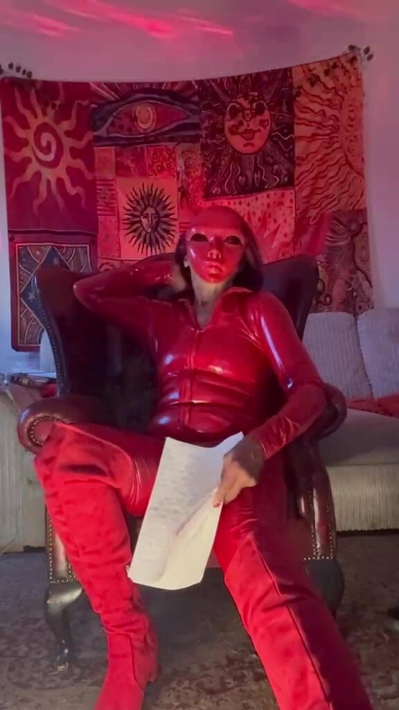 blackberrymilf: Satin roșu
