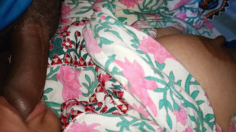 Catchybusty: Bhabhi klaar om te pijpen in een donkere nacht