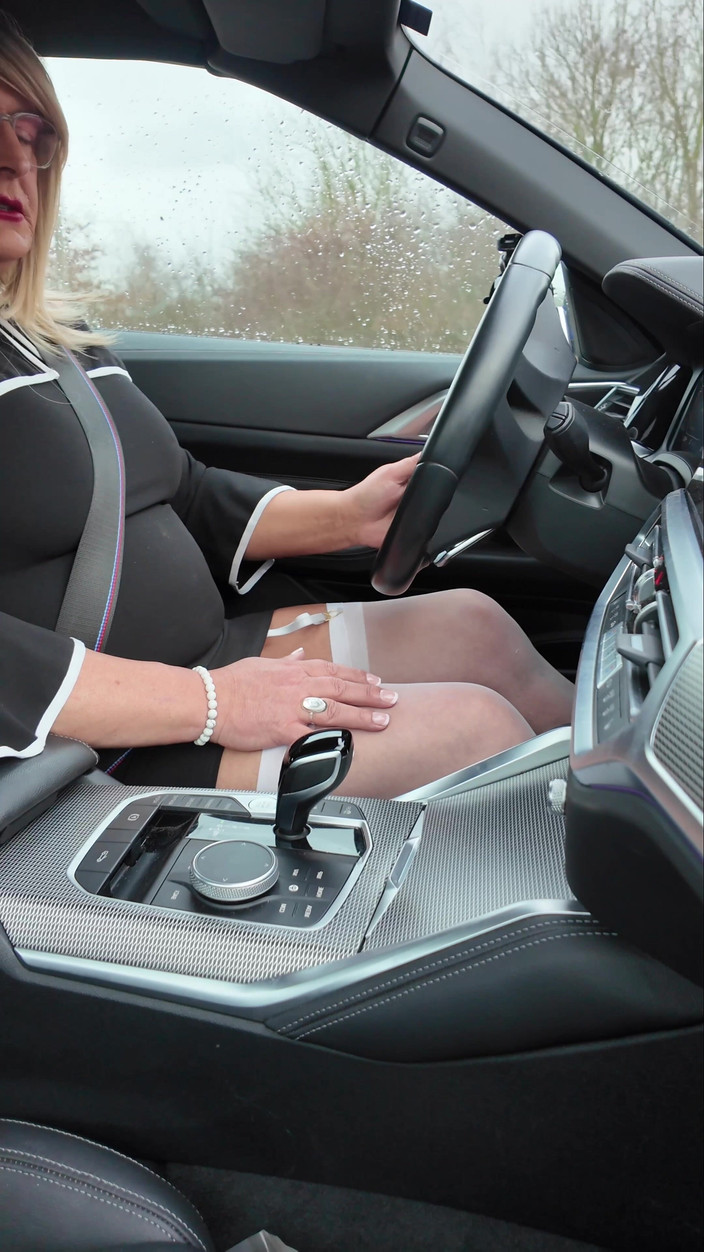 Kellycd2022: Seksowny Crossdresser Kellycd2022 Ciesząc się niedzielnym popołudniem na zewnątrz