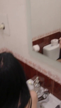Éjaculation dans la chatte sans préservatif dans les toilettes publiques
