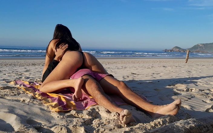 Couplebeach1: Un couple surpris sur la plage