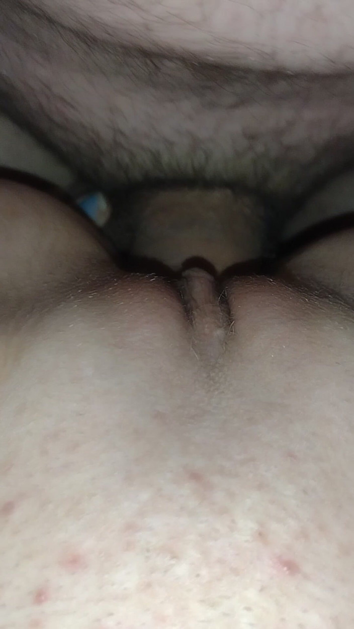 Alyssaann711: 在她的阴唇之间工作这个蘑菇头，然后深深地插入它，让她呻吟和射精