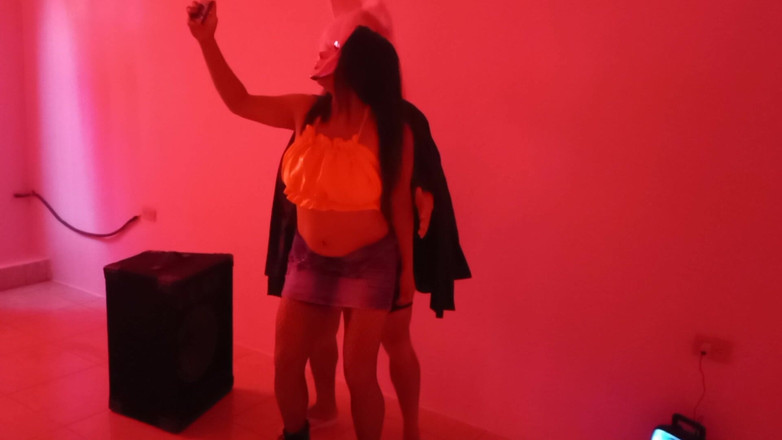 Martin13: 我在万圣节派对上遇到一个打扮成兔子的男人，我站起来操了他