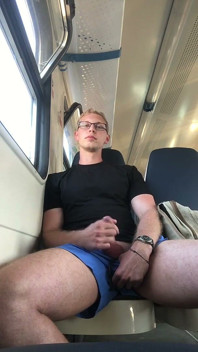 Chlap, co si honí na příměstském vlaku
