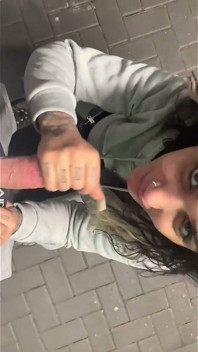 Tätowierte MILF beim schwanzlutschen im freien erwischt
