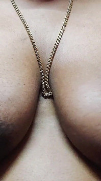 Une tatie indienne sexy baise avec son meilleur ami dans sa chambre.