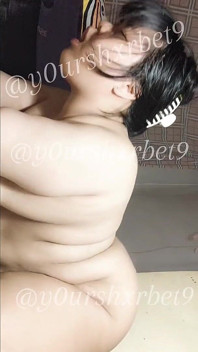vishaalkaay sundar thaee larki apni choot ko nasht kar rahi hai bara dildo
