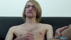 C2K Boys: Vincenc roztáhne dlouhé nohy a sleduje porno, zatímco si honí