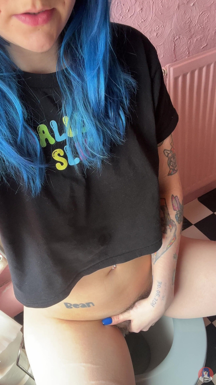 Alice Bean: Alice Peeing