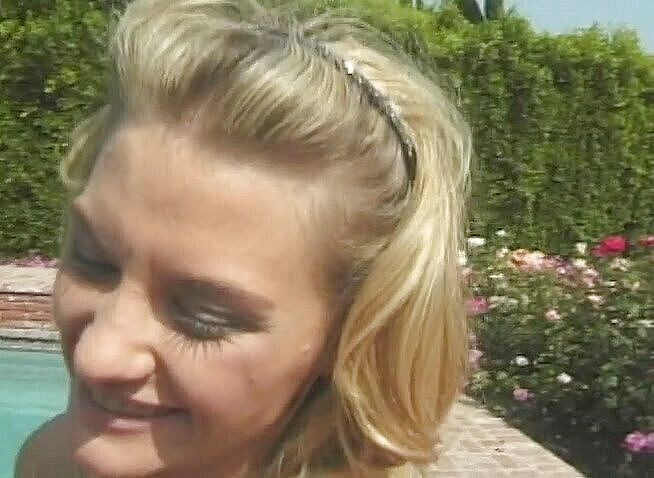 Cockleaders: スキニーチアリーダーが積によって大きなディックの近くでスイミングプール