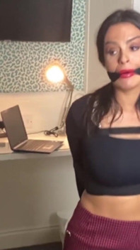 Sexy sekretářka svázaná těsná a roubík s Cleave Gag a pak obrovský ballgag, zatímco svázaná roztažený orel na posteli!