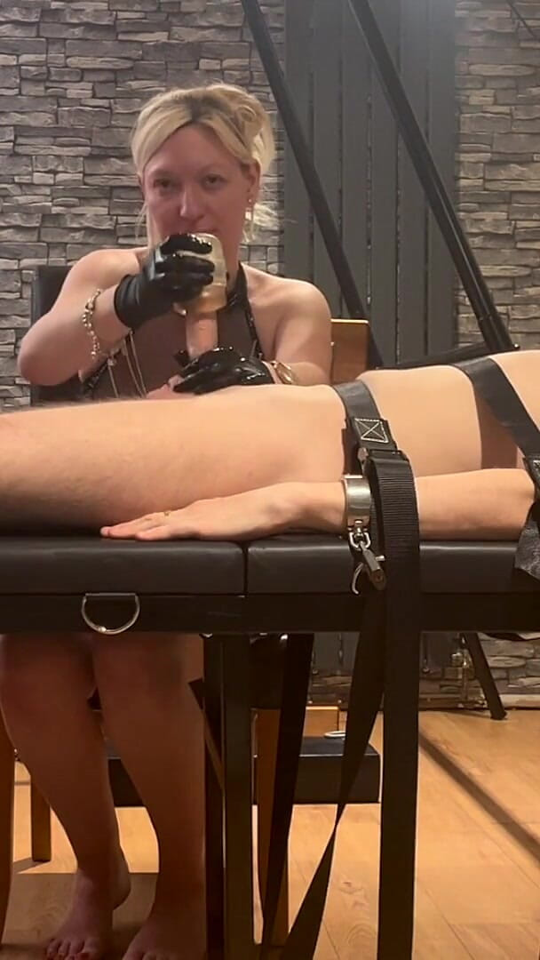 Mistress_BJQueen: Attaché à une table de bondage, bordé et ruiné