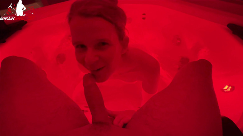 Bikergirl_97: Riskanter Geiler Boquete Im Spa! Facial voll em Meine Fresse