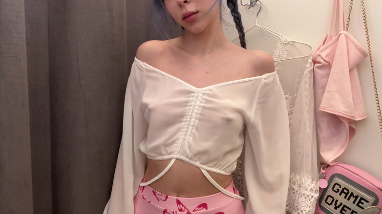 Little_Kitty69: Czy widzisz moje twarde sutki przez ten czysty top?