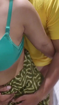 Desi Bhabhi byla ošukaná zezadu při šukání oblečení