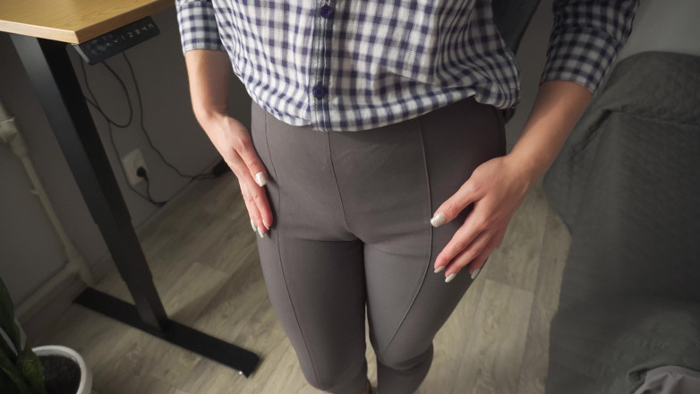 Teasecombo 4K: Zlobivá sekretářka tě svádí svými stydké pysky v těsných kalhotách