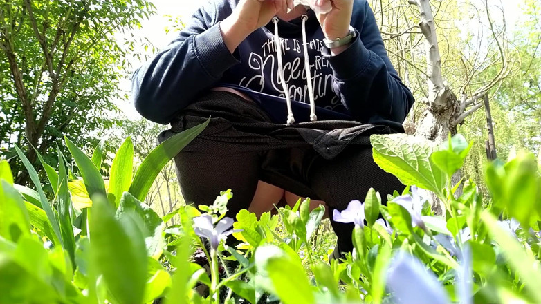 Elena: Gorgeous piss goddess in city park