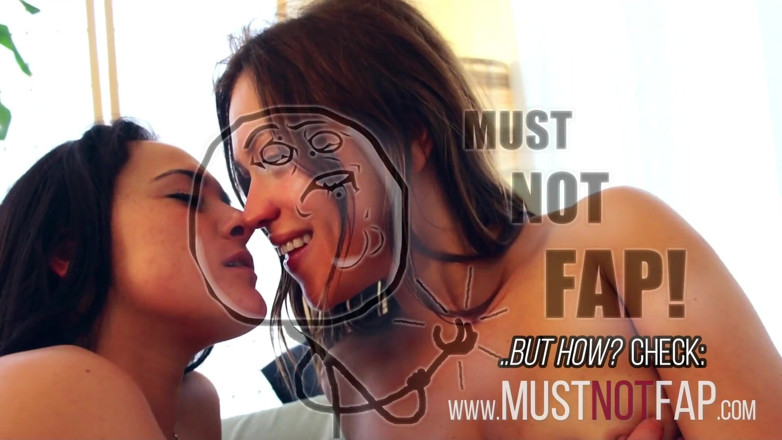 Leon Lambert Girls Twerk Parties CFNM: Lesbian yang sangat panas bertiga