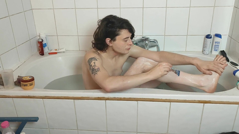 Sara B: Radendo le mie gambe (Sara nb)