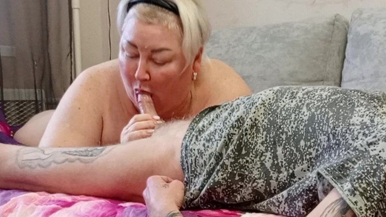 Zona901: 深深地射在邻居的嘴里是一种快乐