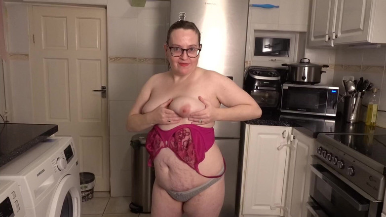 Littlevixen: Sexy strippende legging top beha en onderbroek in de keuken